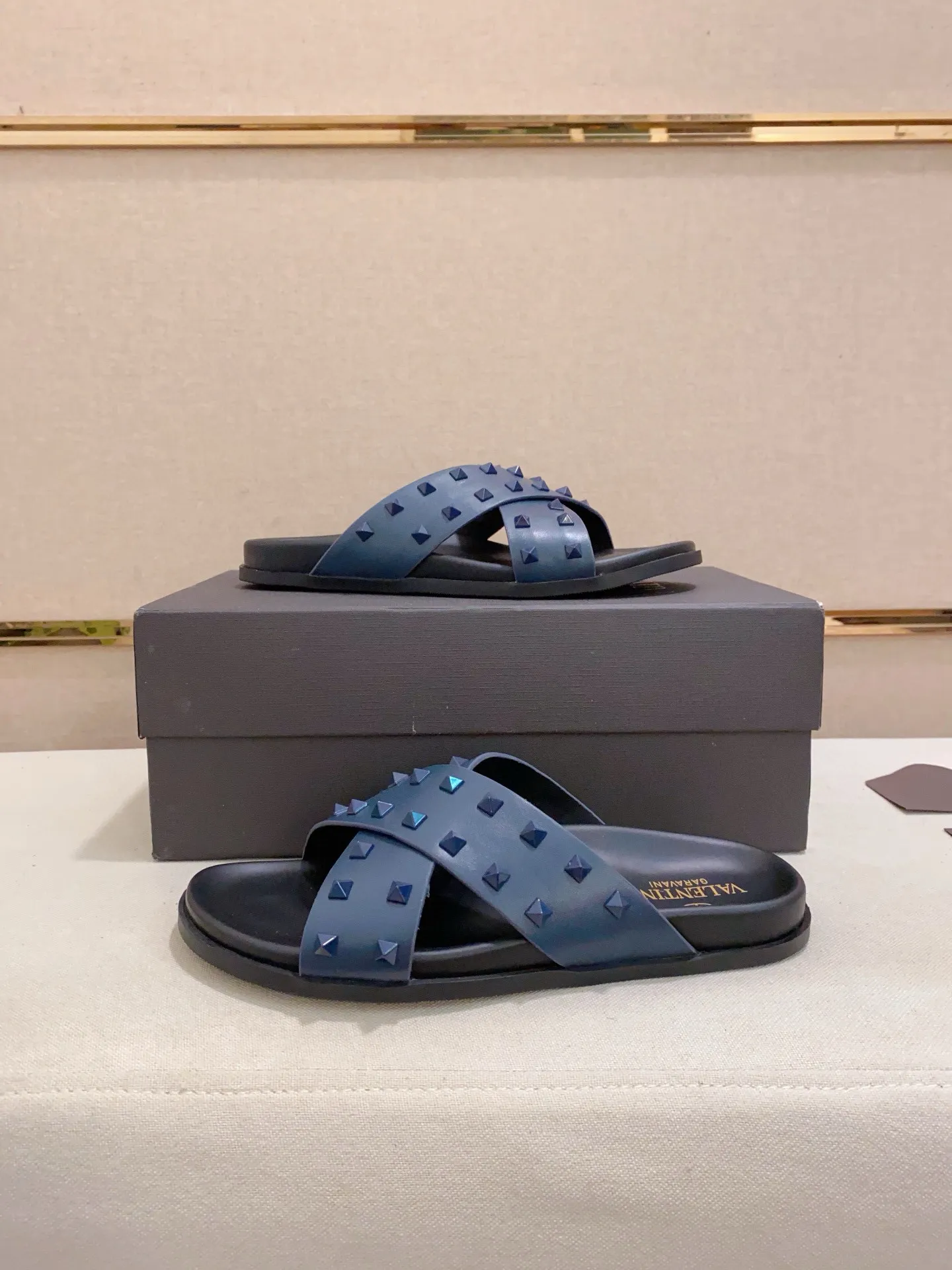 Men's shoes💰: 440💰[Valentino] New men's boutique slippers, counter quality, classic plaid, the actual workmanship is quite complex🔰The uppers are made of imported fabrics➕🐑Sheepskin lining, which tests the craftsman's craftsmanship➕original PU outsole. Size: 38-44 (45 can be customized, non-refundable)